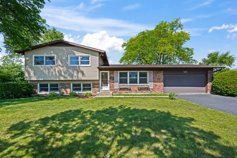Unit for sale at 515 W Tanglewood Drive, Arlington Heights, IL 60004
