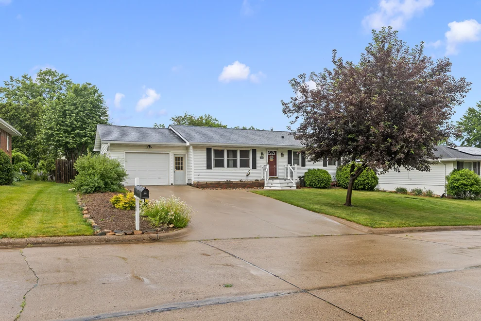 Unit for sale at 1209 Glenwood Lane, Muscatine, IA 52761