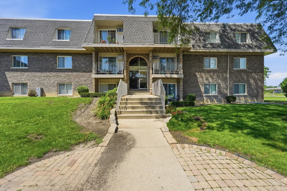Unit for sale at 870 Winesap Court, Prospect Heights, IL 60070