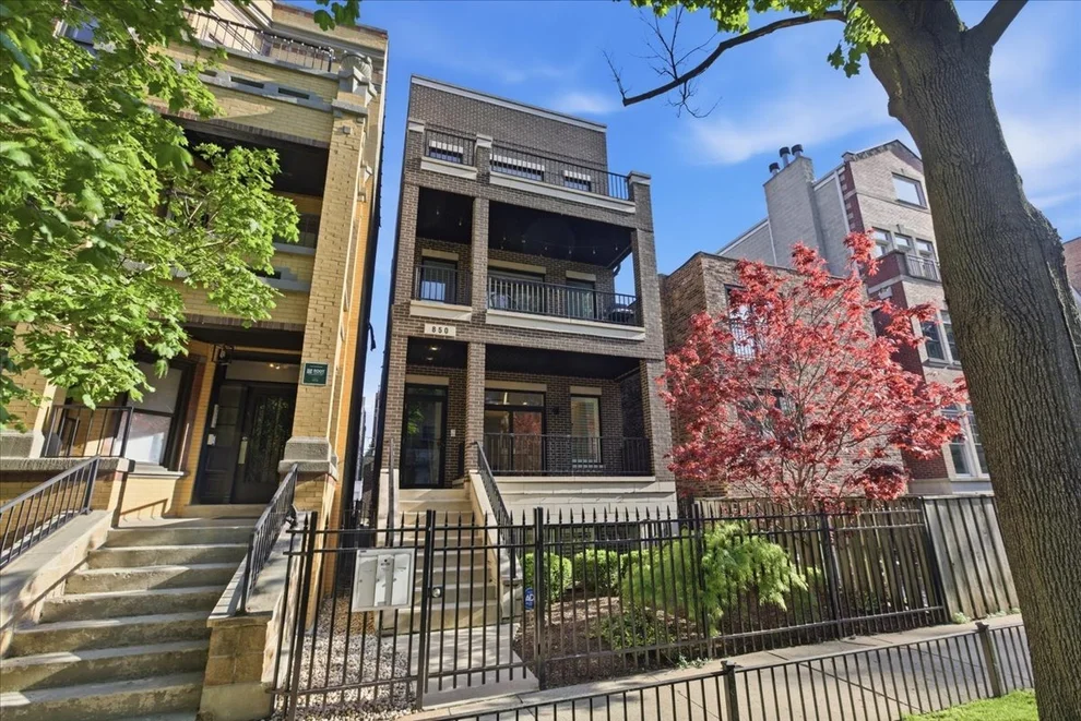Unit for sale at 850 W Lill Avenue, Chicago, IL 60614