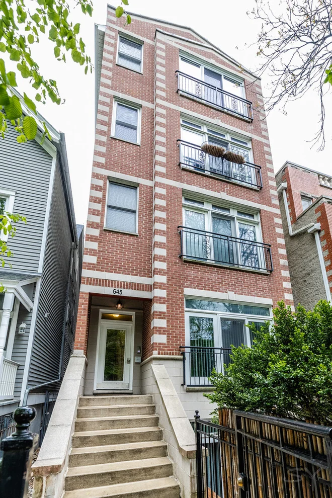Unit for sale at 645 W Briar Place, Chicago, IL 60657