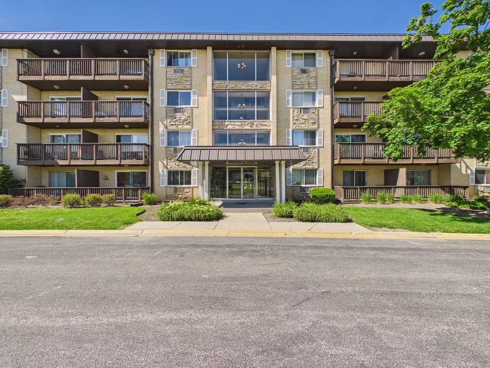 Unit for sale at 2222 S Goebbert Road, Arlington Heights, IL 60005