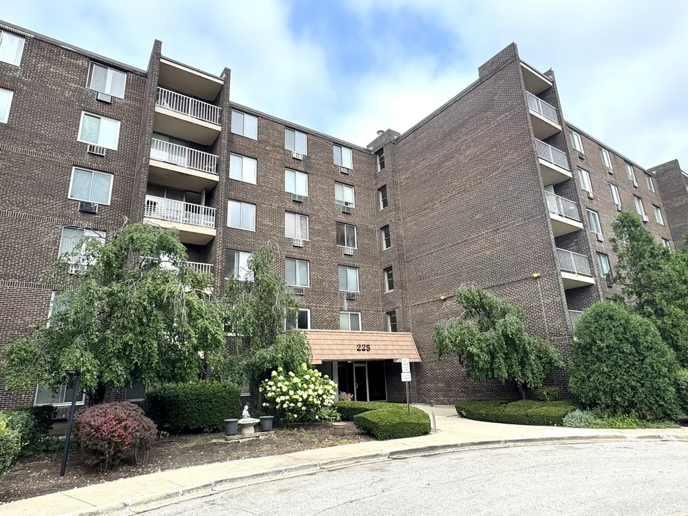 Unit for sale at 225 S Rohlwing Road, Palatine, IL 60074