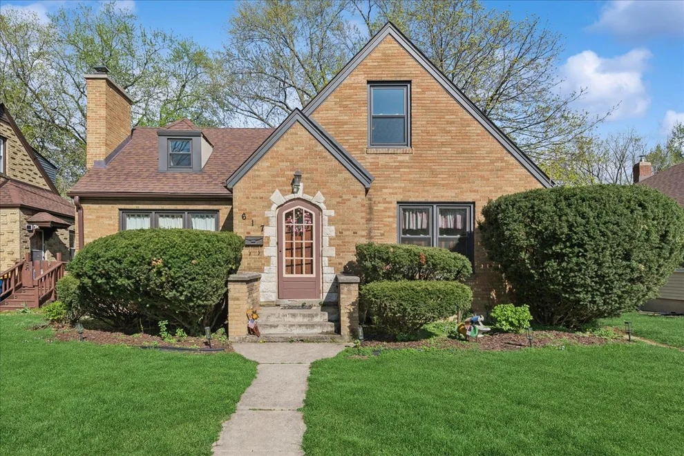 Unit for sale at 617 Lavoie Avenue, Elgin, IL 60120