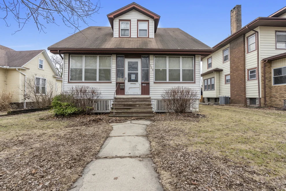 Unit for sale at 309 E Oak Street, Fairbury, IL 61739