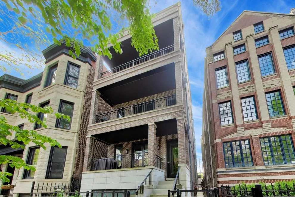 Unit for sale at 837 W BUCKINGHAM Place, Chicago, IL 60657