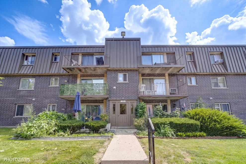 Unit for sale at 570 Fairway View Drive, Wheeling, IL 60090