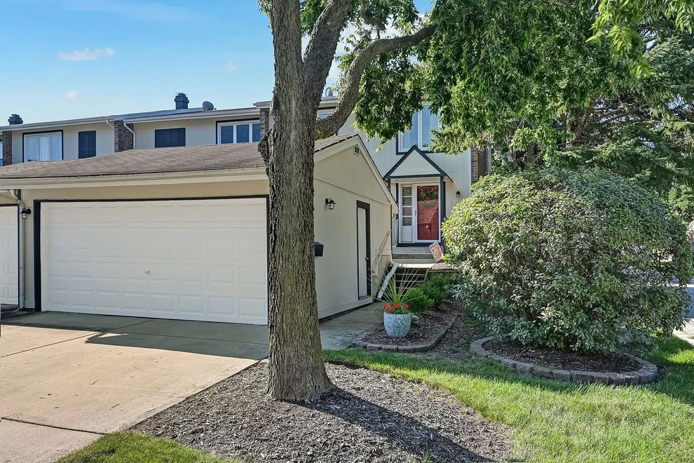 Unit for sale at 216 Pinewood Lane, Bloomingdale, IL 60108
