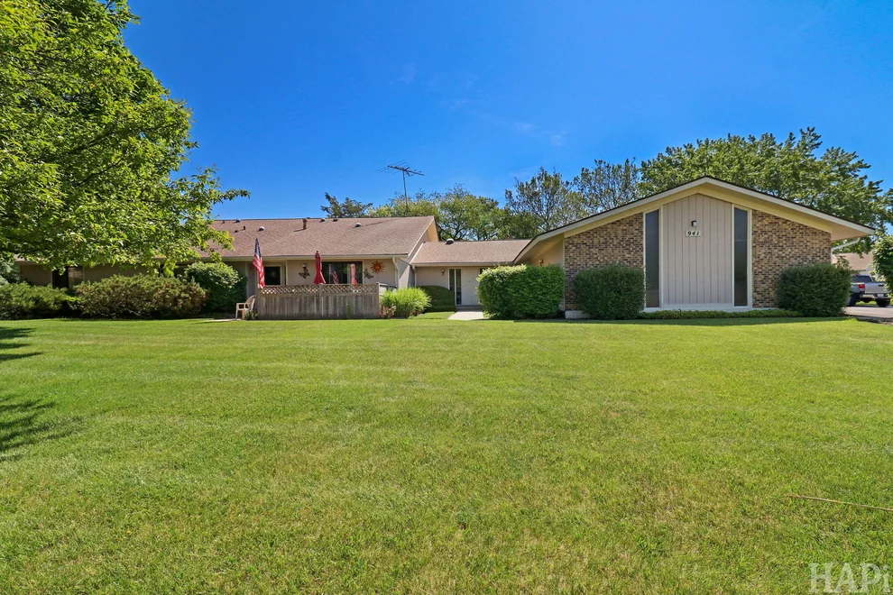 Unit for sale at 941 Wiltshire Drive, McHenry, IL 60050