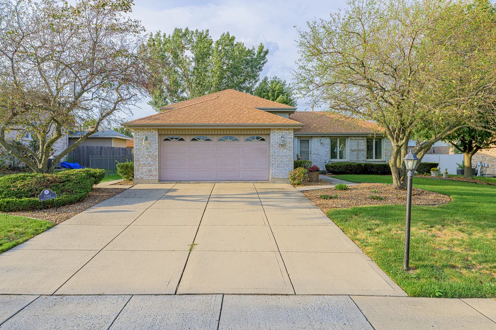 Unit for sale at 7502 W Lakeside Drive, Frankfort, IL 60423