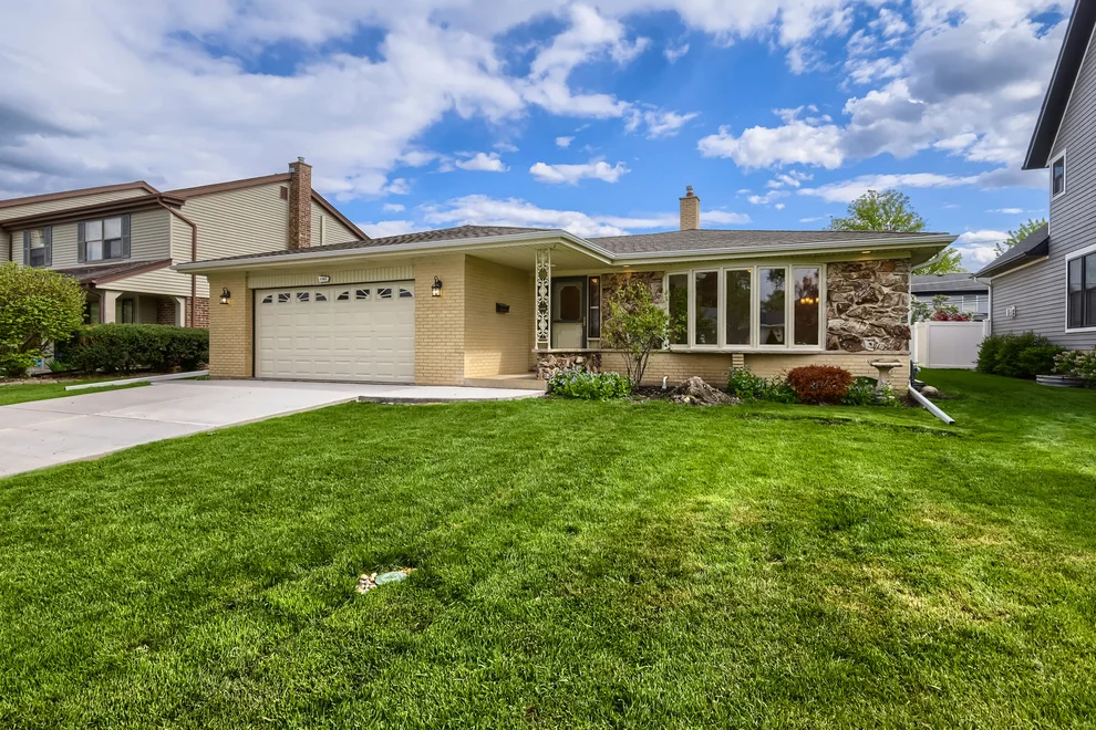 Unit for sale at 1305 E Ardyce Lane, Mount Prospect, IL 60056