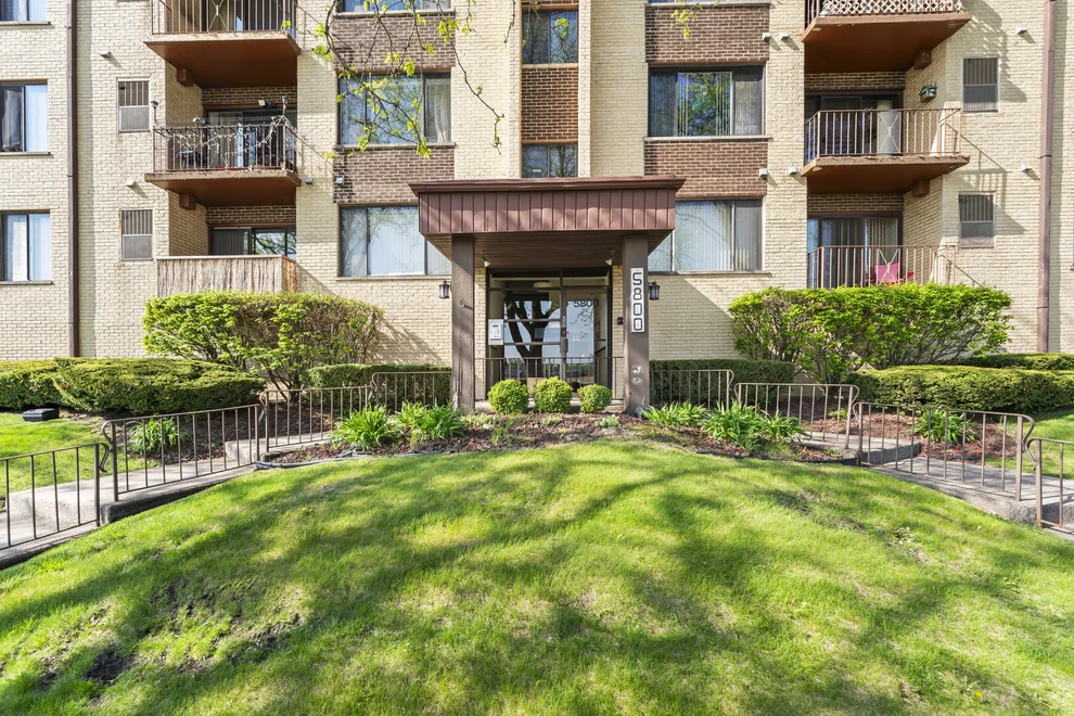 Unit for sale at 5800 W 105th Street, Oak Lawn, IL 60453