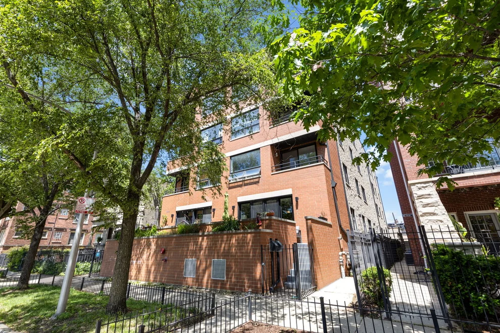 Unit for sale at 934 W Cuyler Avenue, Chicago, IL 60613