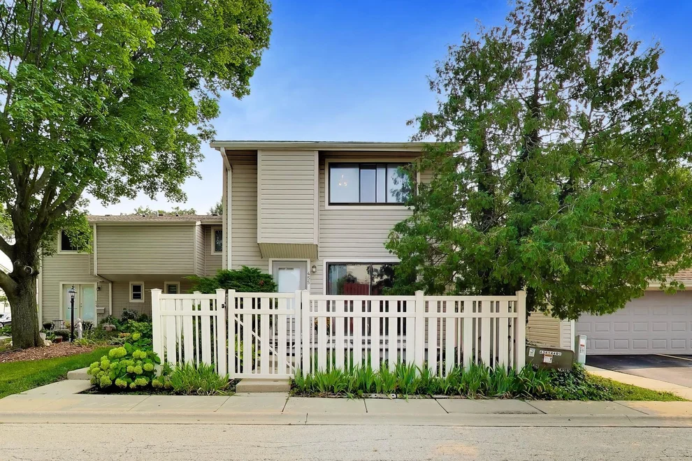 Unit for sale at 455 Verde Drive, Schaumburg, IL 60173