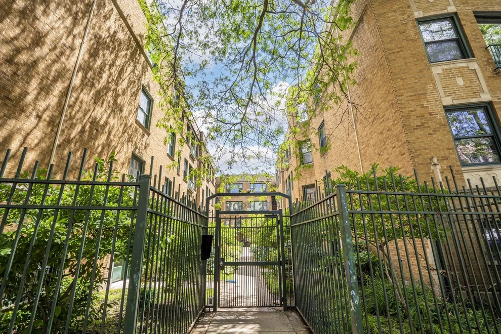 Unit for sale at 7025 N Sheridan Road, Chicago, IL 60626