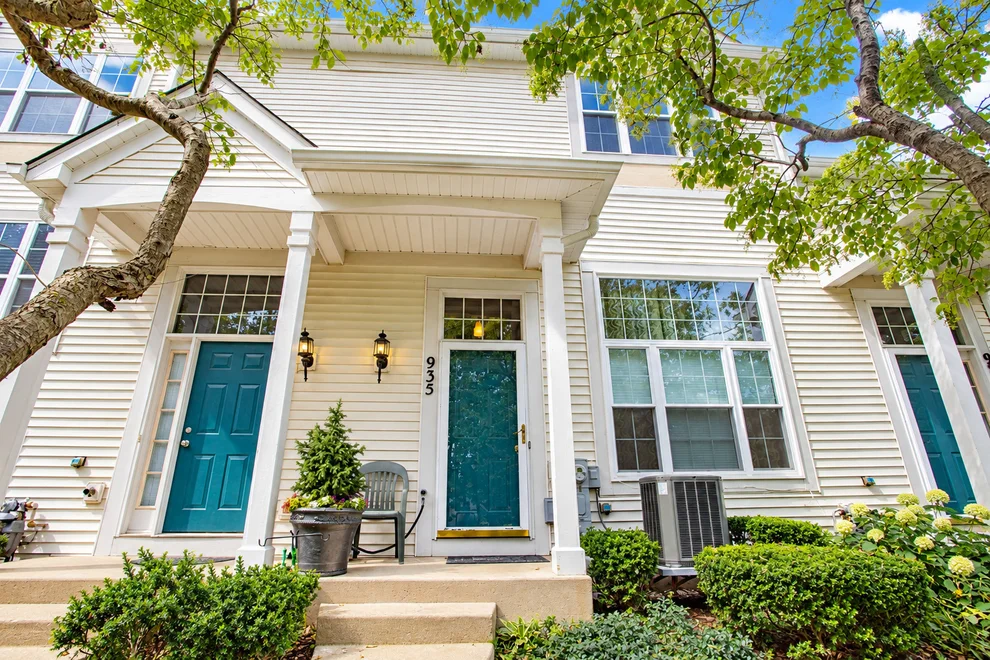 Unit for sale at 935 S Darla Court, Waukegan, IL 60085
