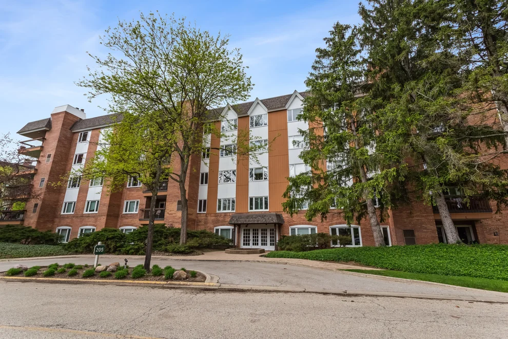 Unit for sale at 205 Rivershire Lane, Lincolnshire, IL 60069