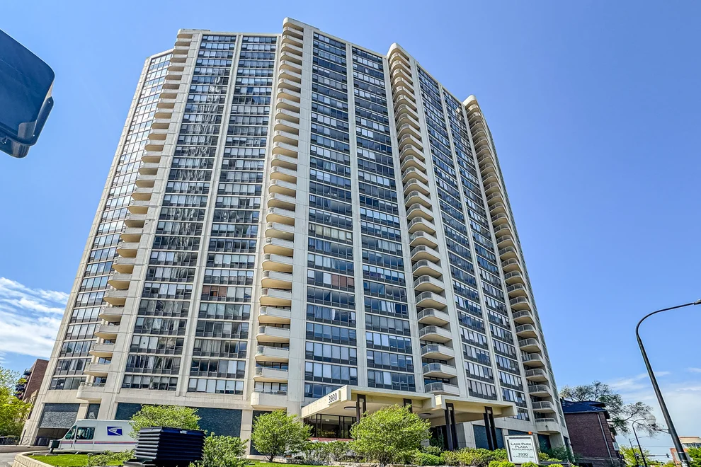 Unit for sale at 3930 N Pine Grove Avenue, Chicago, IL 60613