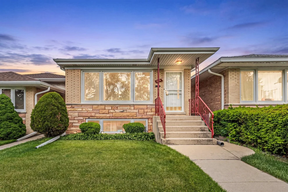 Unit for sale at 5119 N Oriole Avenue, Harwood Heights, IL 60706
