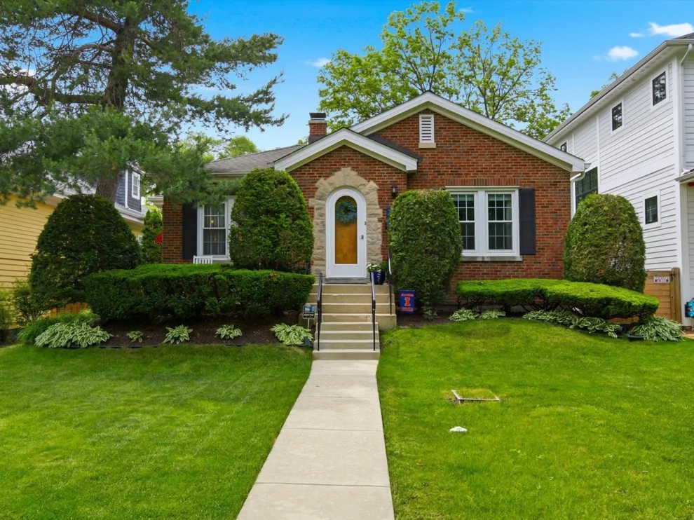 Unit for sale at 708 S Vine Avenue, Park Ridge, IL 60068