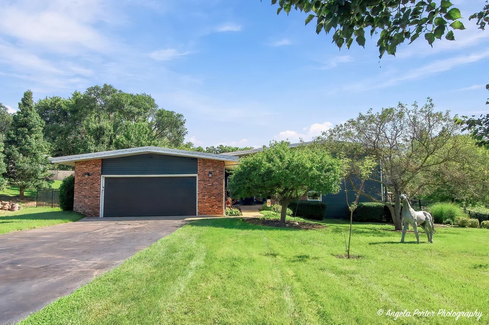 Unit for sale at 1402 Appaloosa Trail, McHenry, IL 60051