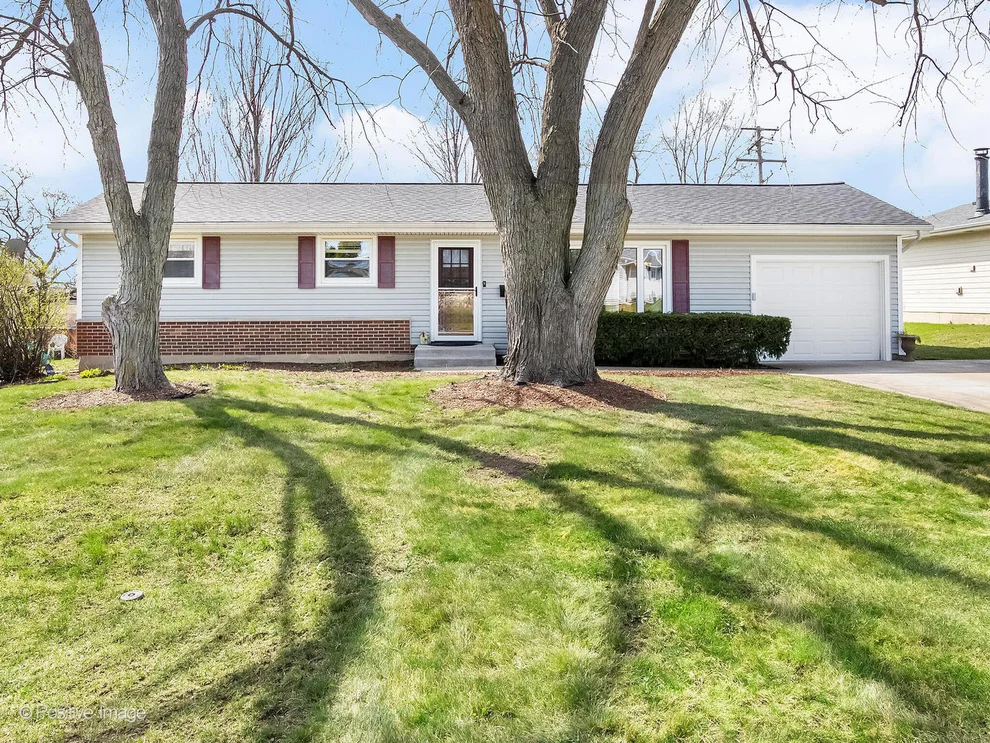 Unit for sale at 390 Arrowhead Trail, Carol Stream, IL 60188