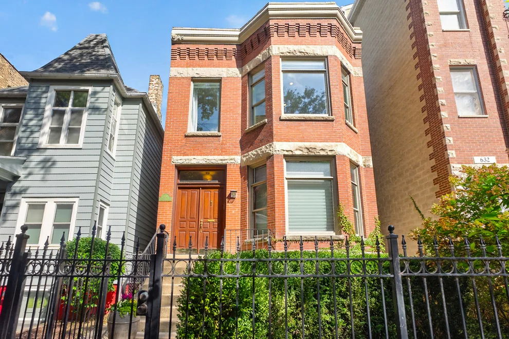 Unit for sale at 634 W Briar Place, Chicago, IL 60657