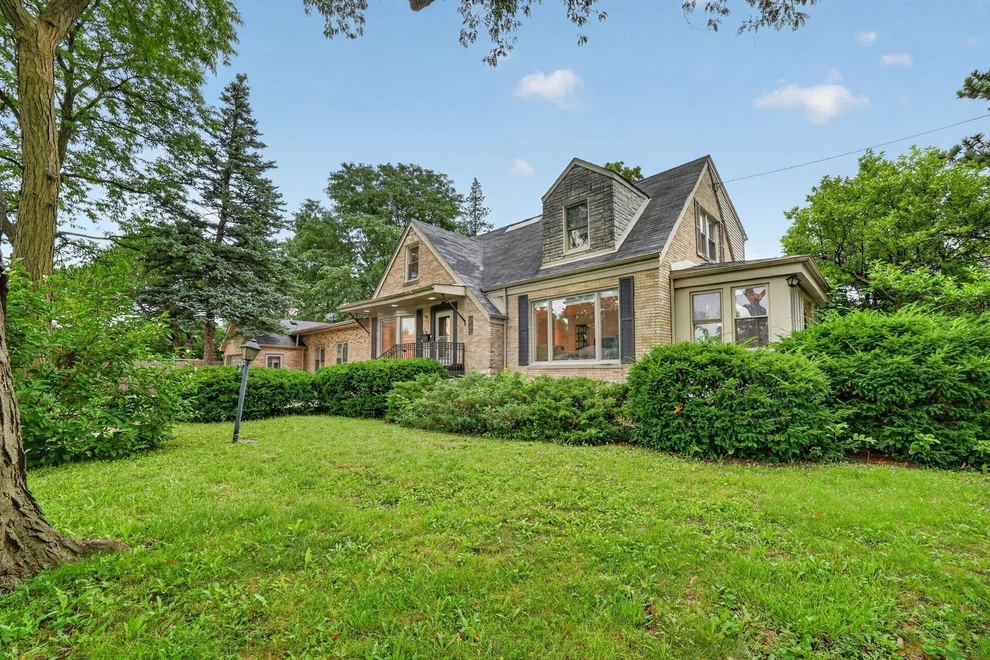 Unit for sale at 75 N 2nd Avenue, Des Plaines, IL 60016
