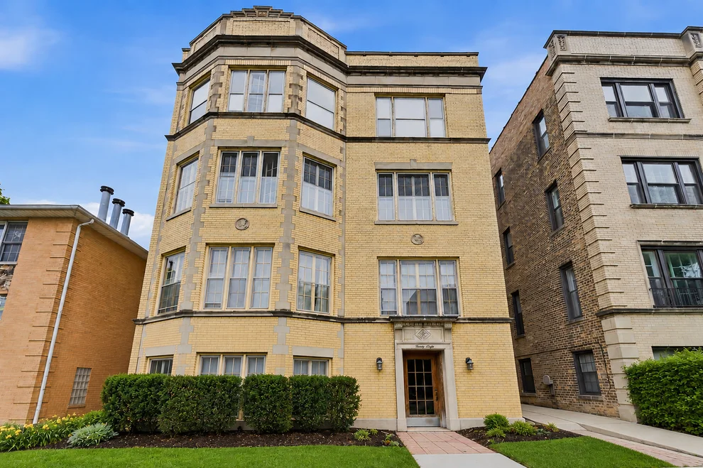 Unit for sale at 2060 W Farwell Avenue, Chicago, IL 60645