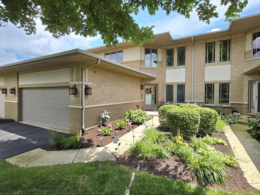 Unit for sale at 20432 Fallingwater Circle, Frankfort, IL 60423