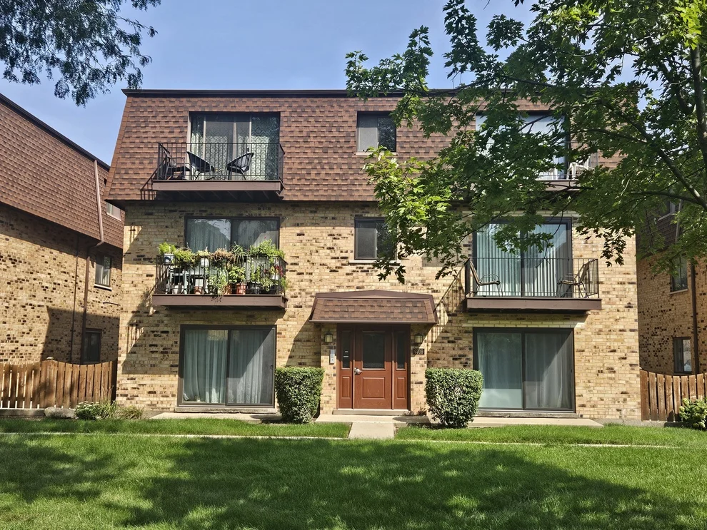Unit for sale at 9709 Bianco Terrace, Des Plaines, IL 60016