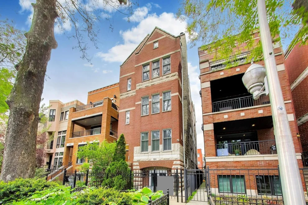 Unit for sale at 924 W Wolfram Street, Chicago, IL 60657