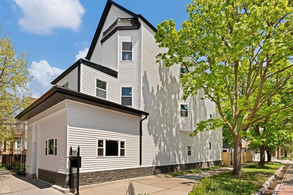 Unit for sale at 2901 N SACRAMENTO Avenue, Chicago, IL 60618