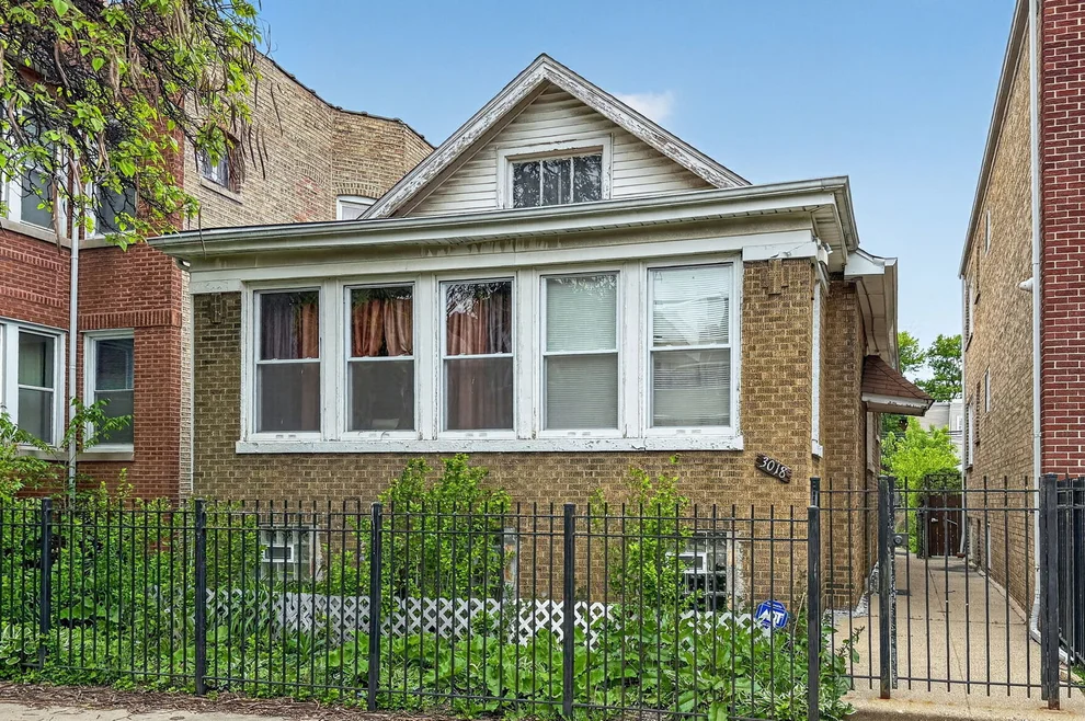 Unit for sale at 3018 W Gunnison Street, Chicago, IL 60625