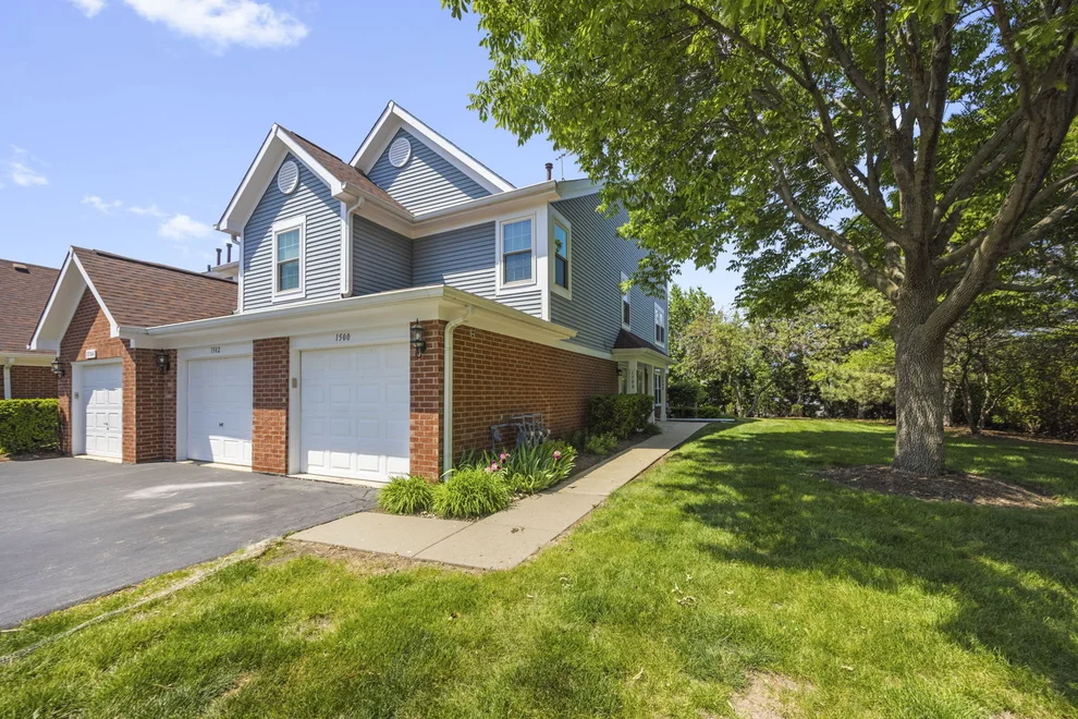 Unit for sale at 1500 Thornfield Lane, Roselle, IL 60172
