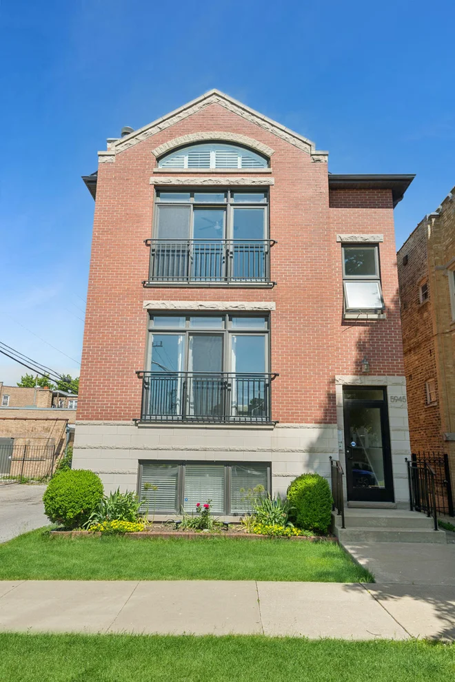 Unit for sale at 5945 N Campbell Avenue, Chicago, IL 60659