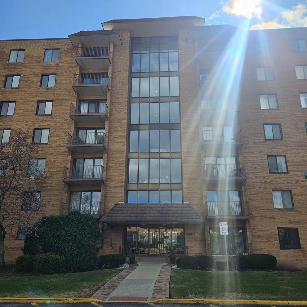 Unit for sale at 1717 W CRYSTAL Lane, Mount Prospect, IL 60056