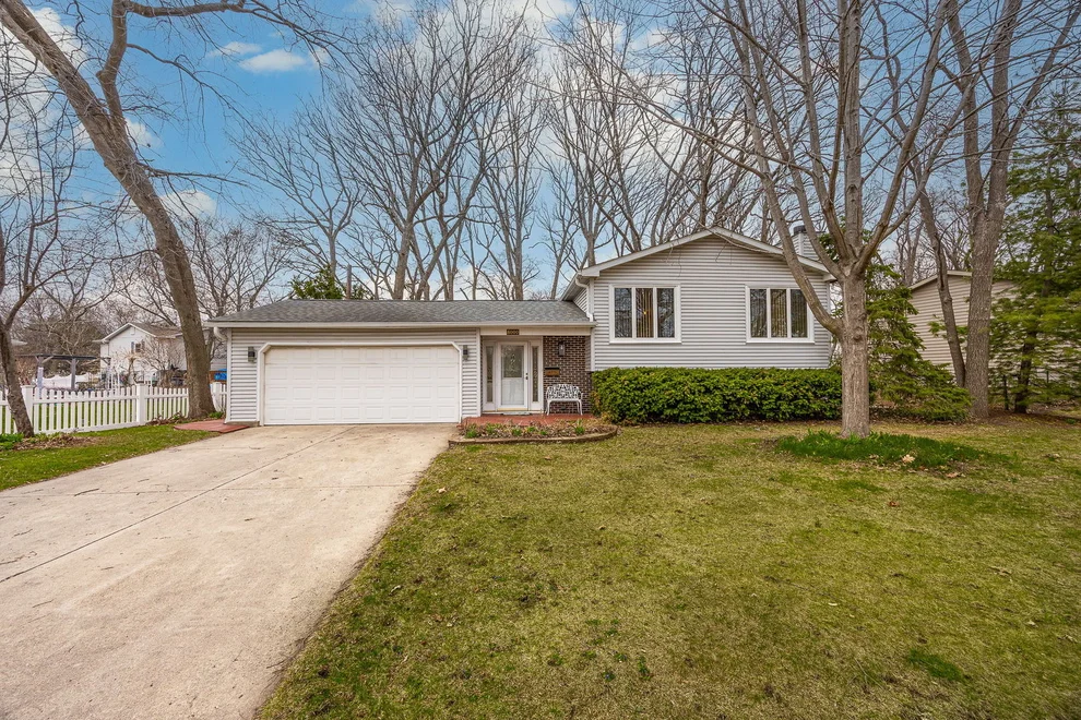 Unit for sale at 8000 Oakview Lane, Woodridge, IL 60517