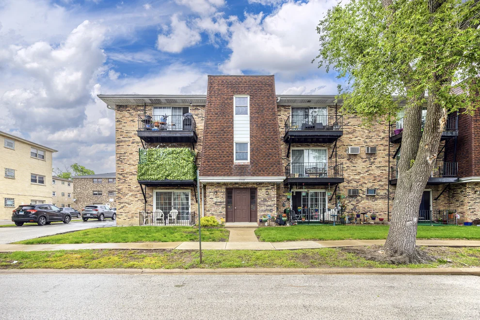 Unit for sale at 7008 Oconnell Drive, Chicago Ridge, IL 60415