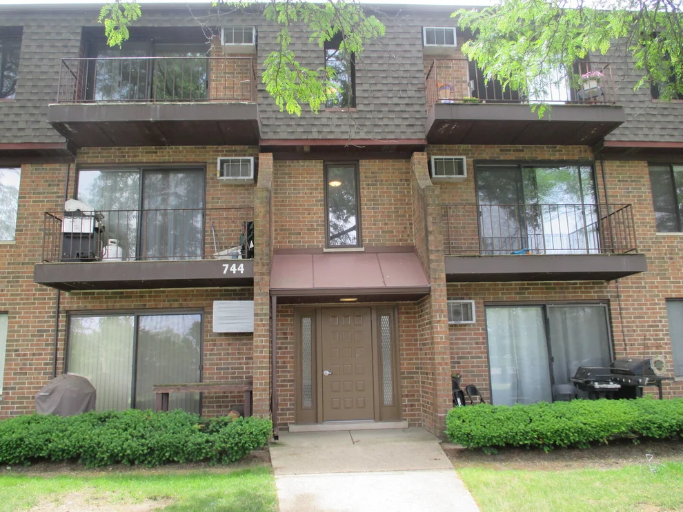 Unit for sale at 744 N Briar Hill Lane, Addison, IL 60101