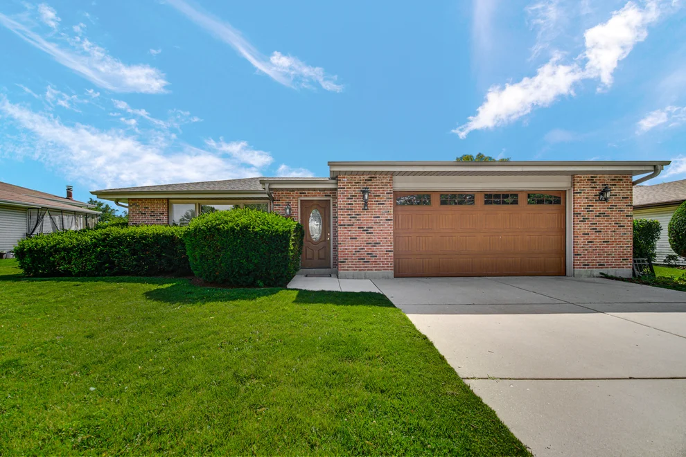 Unit for sale at 2042 W Spring Ridge Drive, Arlington Heights, IL 60004