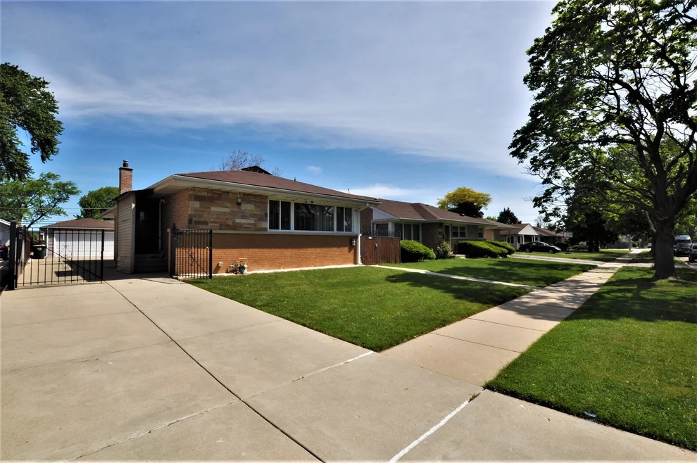 Unit for sale at 7226 W Conrad Avenue, Niles, IL 60714
