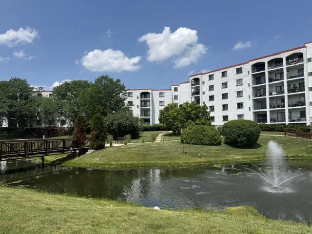 Unit for sale at 350 Plum Creek Drive, Wheeling, IL 60090