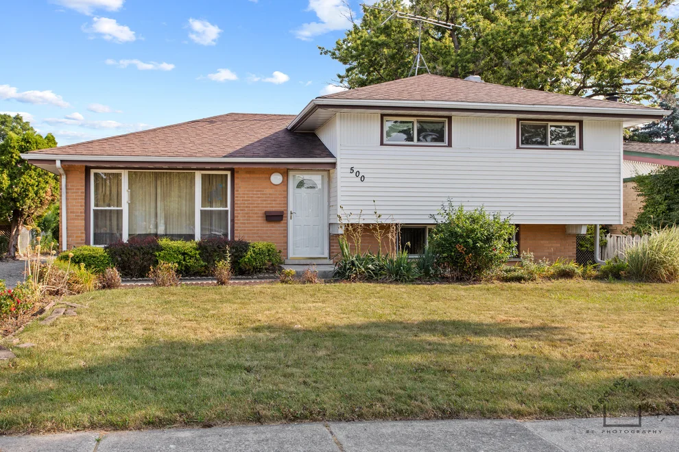 Unit for sale at 500 Florian Drive, Des Plaines, IL 60016
