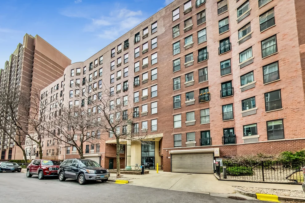 Unit for sale at 711 W Gordon Terrace, Chicago, IL 60613