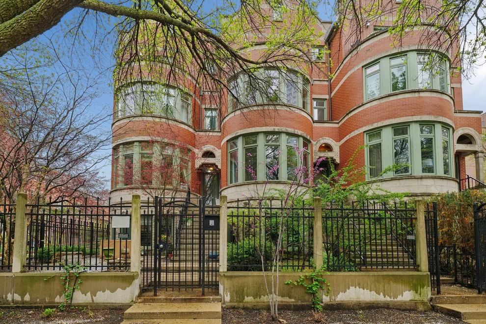 Unit for sale at 1401 S Indiana Avenue, Chicago, IL 60605