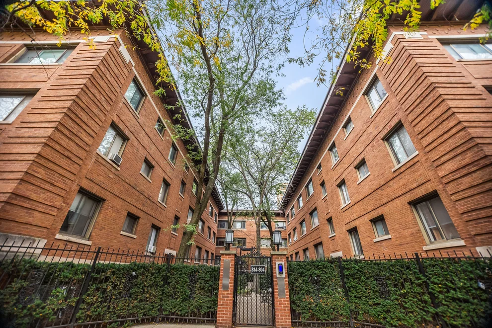 Unit for sale at 810 W Lakeside Place, Chicago, IL 60640