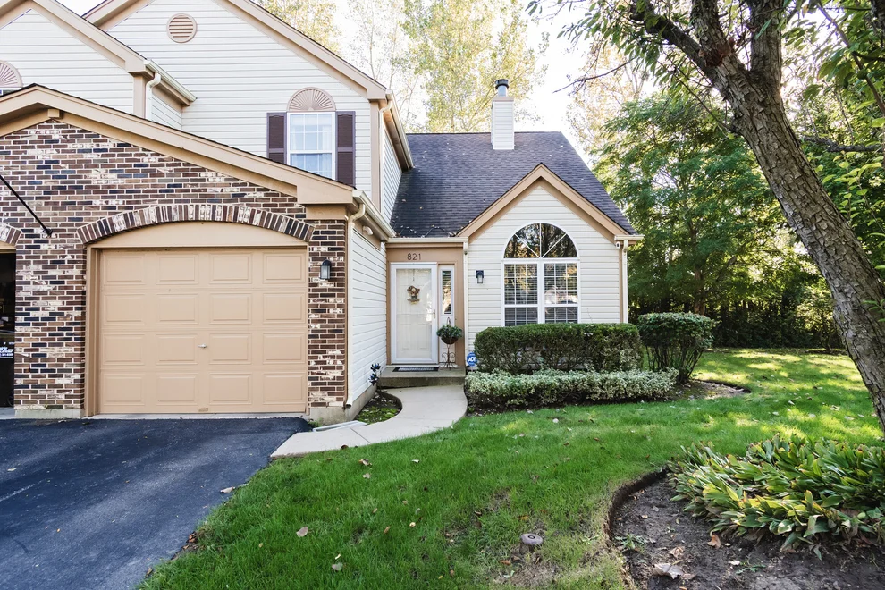 Unit for sale at 821 E Saratoga Circle, Island Lake, IL 60042