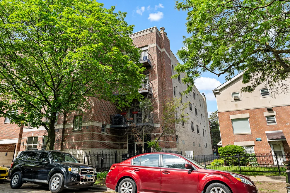 Unit for sale at 4704 N Kenmore Avenue, Chicago, IL 60640
