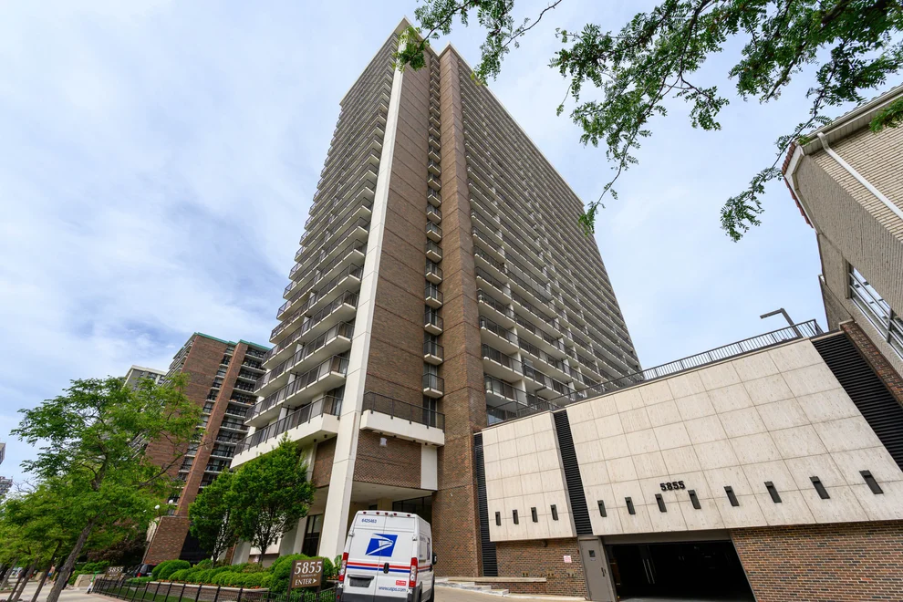 Unit for sale at 5855 N Sheridan Road, Chicago, IL 60660